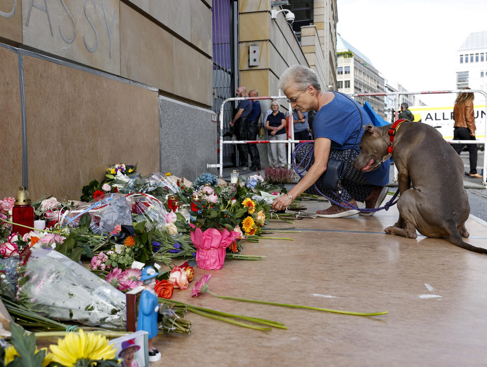 <p>BERLIN, GERMANY - SEPTEMBER 09: Floral tributes and cards placed in front of the Great Britain embassy by members of the public following the announcement of the death of Queen Elizabeth II on September 09, 2022 in Berlin, Germany. Queen Elizabeth II has died peacefully at Balmoral Palace in Scotland after more than seven decades on the throne. (Photo by Abdulhamid Hosbas/Anadolu Agency via Getty Images)</p> 