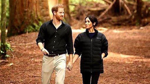 哈利王子與梅根王妃造成皇室一片混亂。（圖／翻攝自sussexroyal IG）