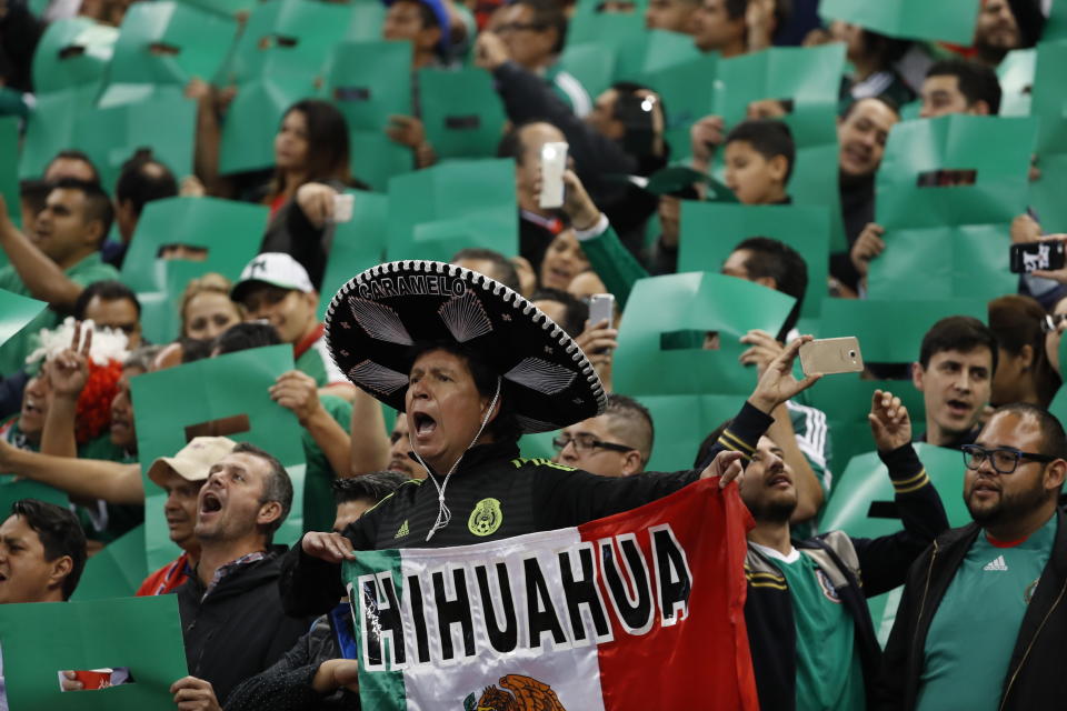 Hinchas de México entonan el himno nacional previo al partido contra Costa Rica por las eliminatorias del Mundial en el Estadio Azteca de la Ciudad de México, el viernes 24 de marzo de 2017. (AP Foto/Eduardo Verdugo)