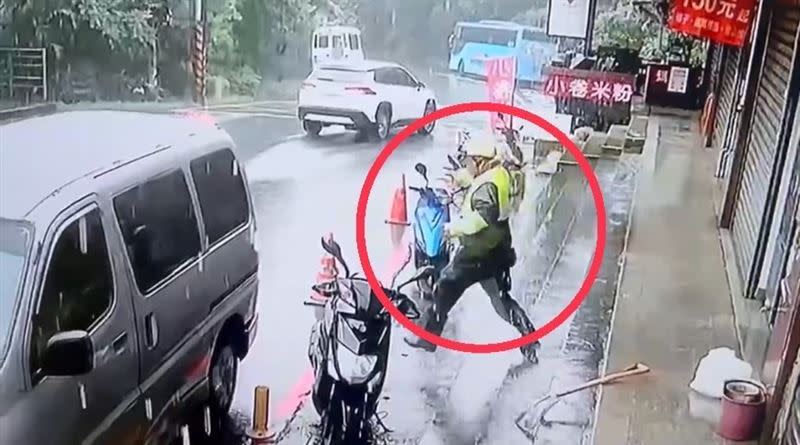 男子將手上垃圾袋往地面一丟，跑去擋車。（圖／翻攝畫面）