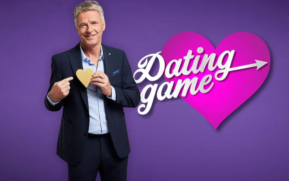 Das Format "Dating Game" ist wie die "Herzblatt" aufgebaut und wird von Jörg Pilawa moderiert. (Bild: SAT.1 / Marc Rehbeck)