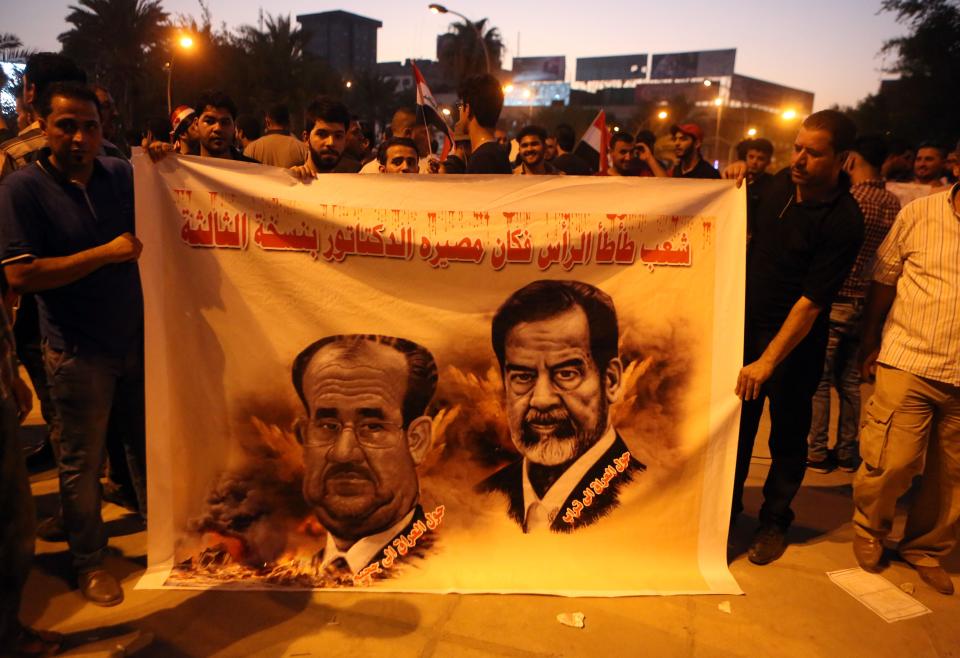 Protest im Jahr 2015: Vielen Irakern ist der ehemalige Premier al-Maliki (links auf dem Transparent) bereits so verhasst wie Saddam Hussein (AP Photo/Khalid Mohammed)