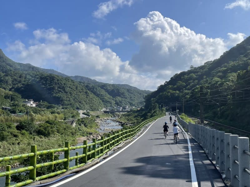 百年隧道變身「自行車道」，增設照明並保留它的原貌。(圖/新北市觀光旅遊局提供)