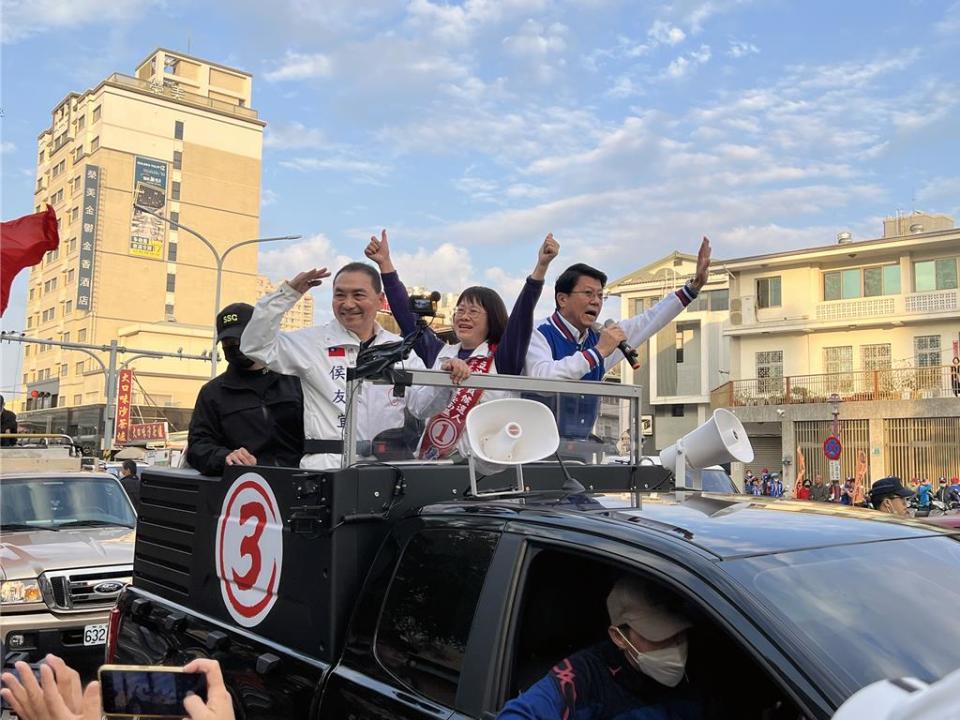 國民黨總統候選人侯友宜2日在台南車隊掃街拜票。（洪榮志攝）