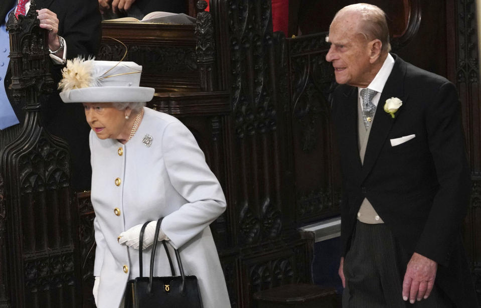 <p>Auch die wohl hochrangigsten Gäste, Königin Elisabeth II. und ihr Mann Prinz Philip, bahnten sich ihren Weg durch den Wind in die Kapelle. (Bild: Jonathan Brady, Pool via AP) </p>