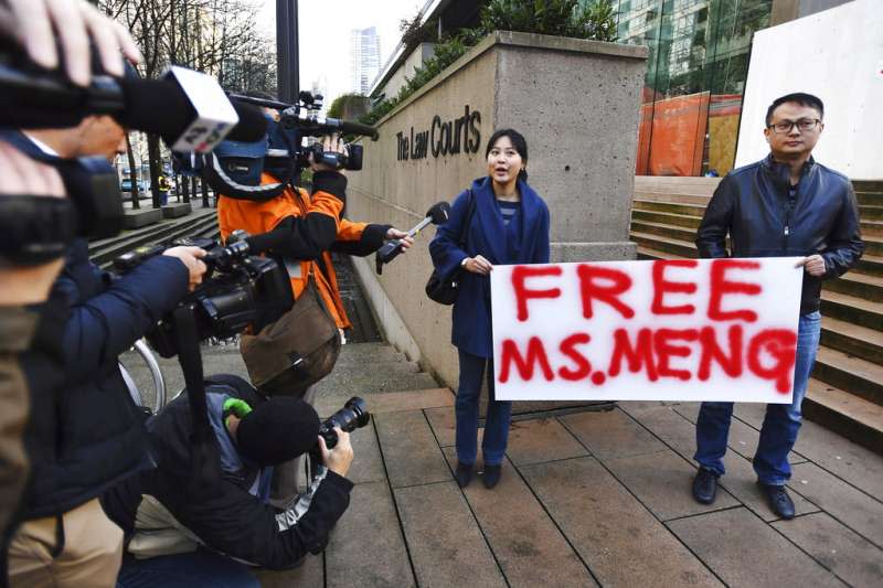 2018年12月10日，有華人在華為副董事長孟晚舟的保釋聽證會上，舉著「釋放孟女士」的標語。（AP）