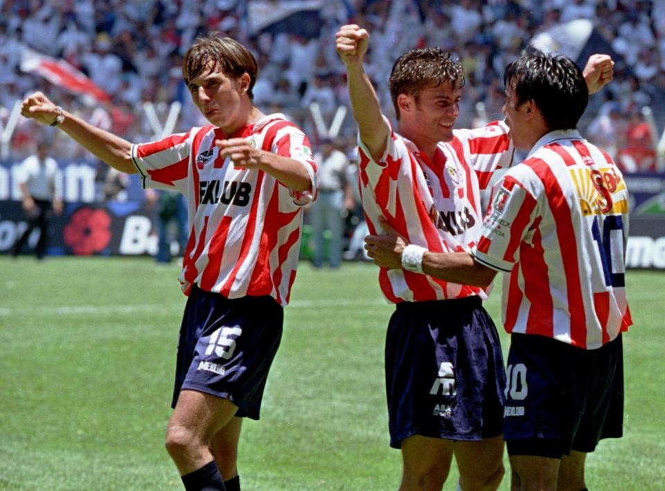 Ramón Ramírez celebrando un gol con Chivas en 1997. (AFP via Getty Images)
