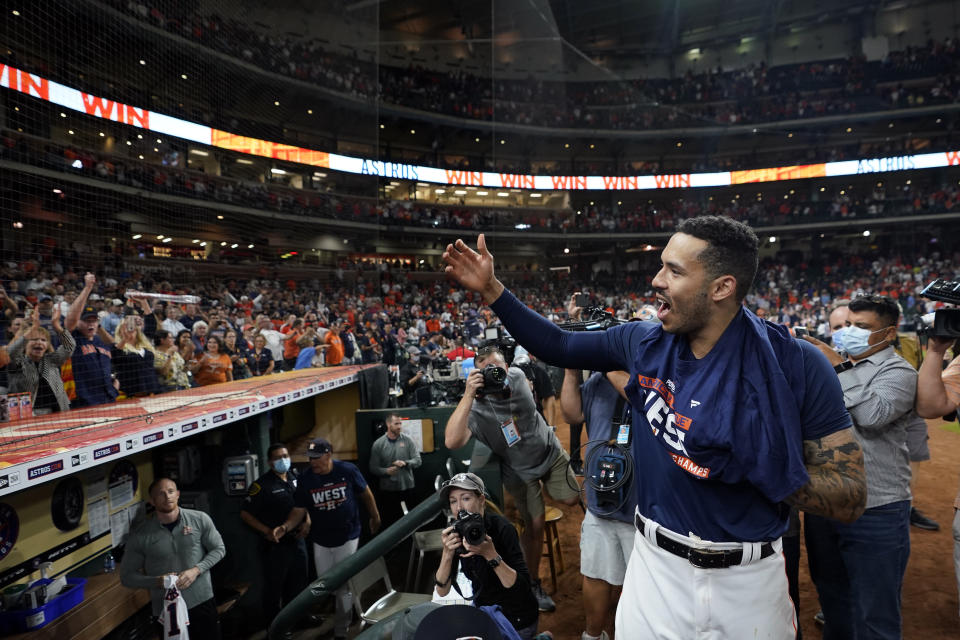 El boricua Carlos Correa, de los Astros de Houston, festeja la conquista del cetro de la División Oeste de la Liga Americana, tras una victoria sobre los Rays de Tampa Bay, el jueves 30 de septiembre de 2021 (AP Foto/David J. Phillip)