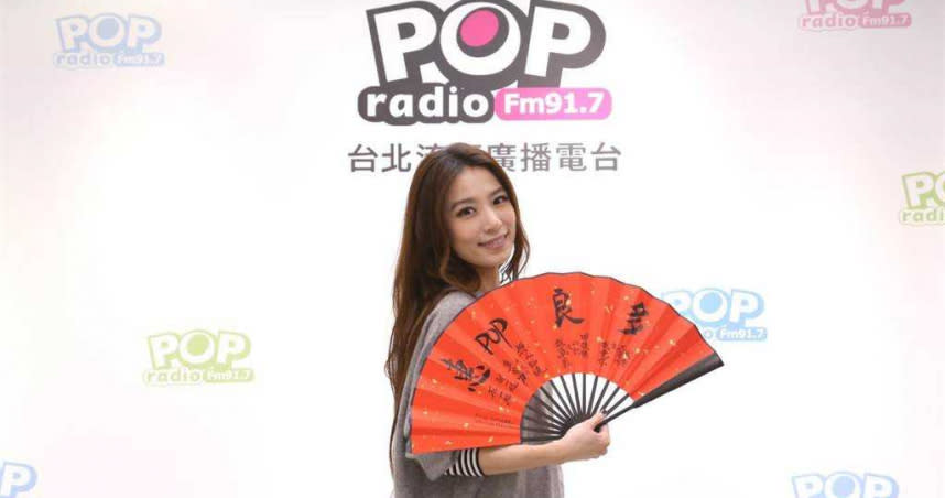 田馥甄開心收下「惠POP良多」摺扇謝禮。（圖／POP Radio提供）