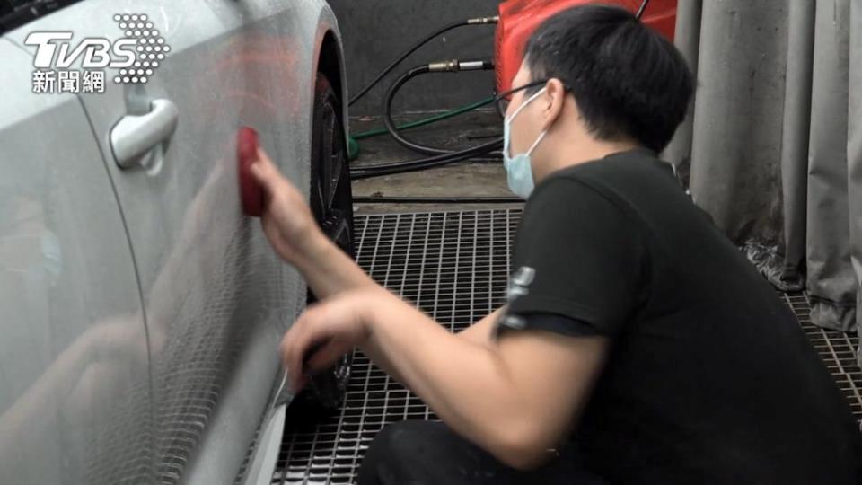 許多人表示用雞毛撢子清理會刮傷車輛，使用正確的工具才可以保持烤漆光澤。(圖片來源/ TVBS)
