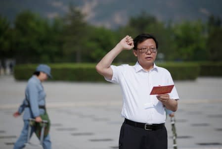 The Wider Image: Busts of leaders a hit in China's porcelain capital