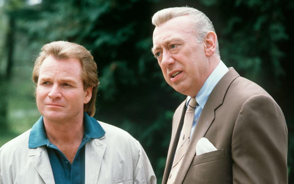 Eine Szene aus der "Derrick"-Folge "Der Fall Weidau" (1986) mit dem von Horst Tappert gespielten Titelhelden Stephan Derrick sowie Fritz Wepper als dessen Assistent Harry Klein. Die Serie "Derrick" lief von 1974 bis 1998 im ZDF. (Bild: United Archives)