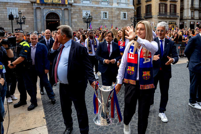 El FC Barcelona celebra la Champions con los aficionados