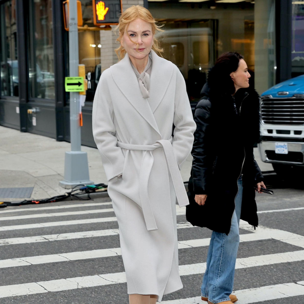  Nicole Kidman wearing a light grey wool coat. 