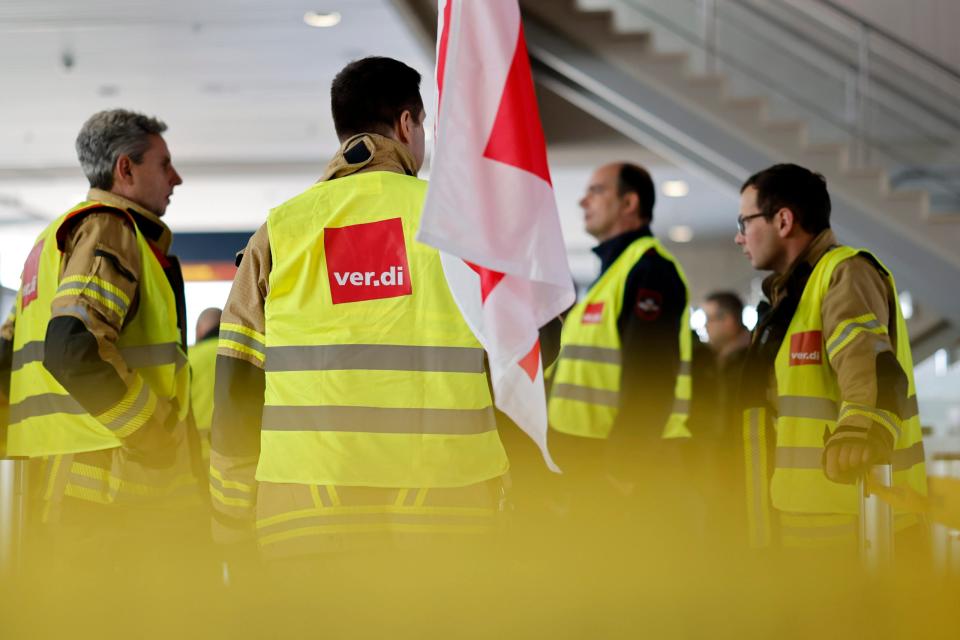 Wegen Verdi-Warnstreiks fanden an diesem Montag über 130 Flüge am Flughafen Köln/Bonn nicht statt.  - Copyright: picture alliance / Panama Pictures | Christoph Hardt