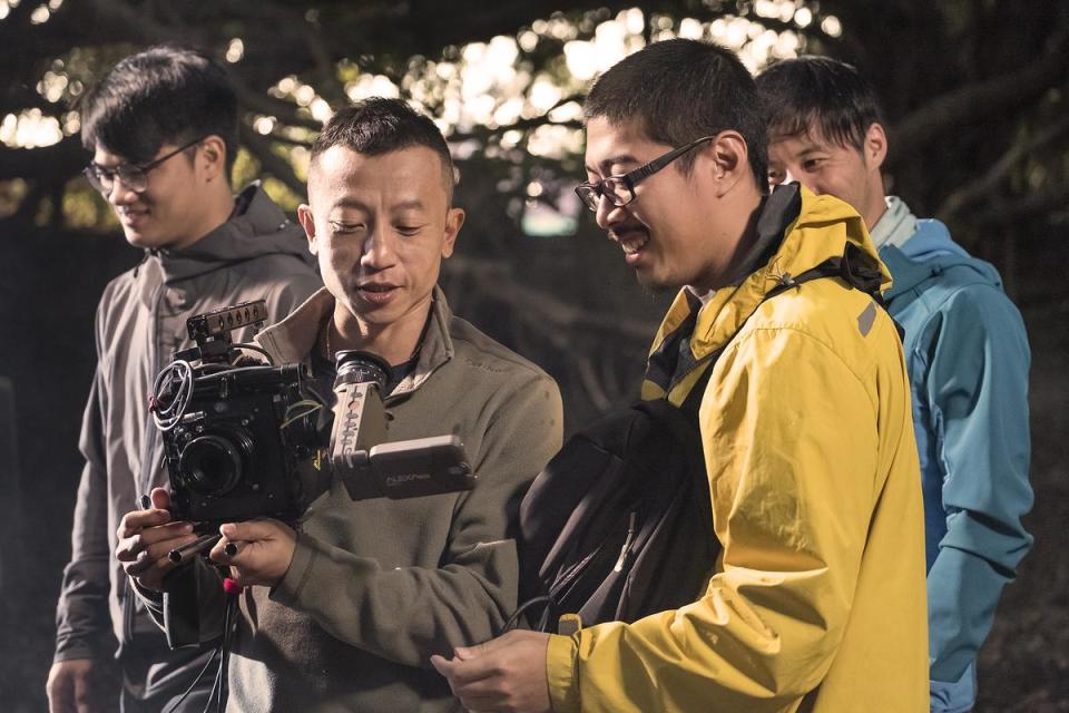 導演楊雅喆（左）與攝影師陳克勤合作拍攝《血觀音》。（双喜提供）