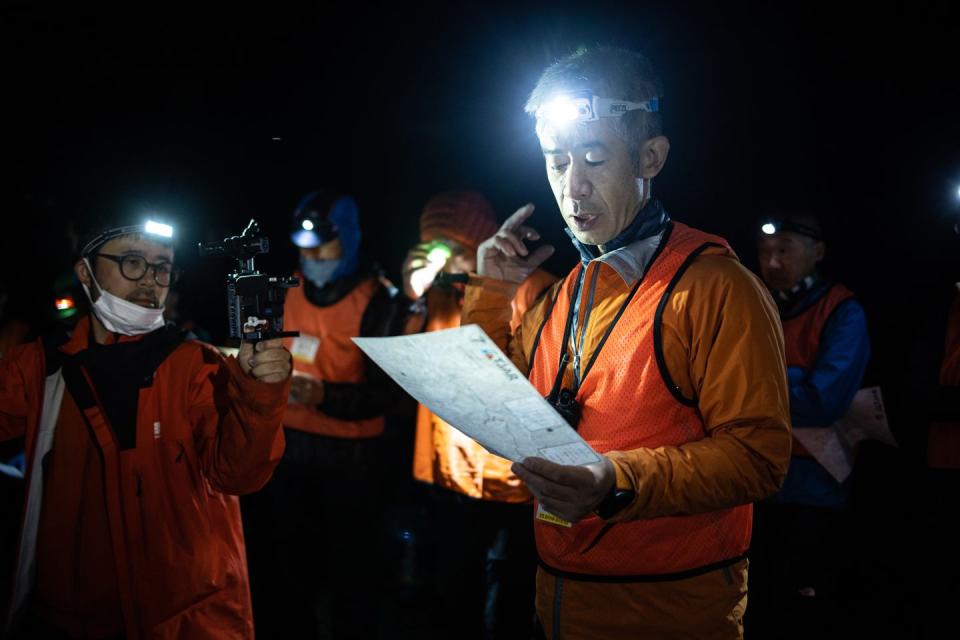 trans japan ultra race director hiroshi iijima briefs runners ahead of the selection event