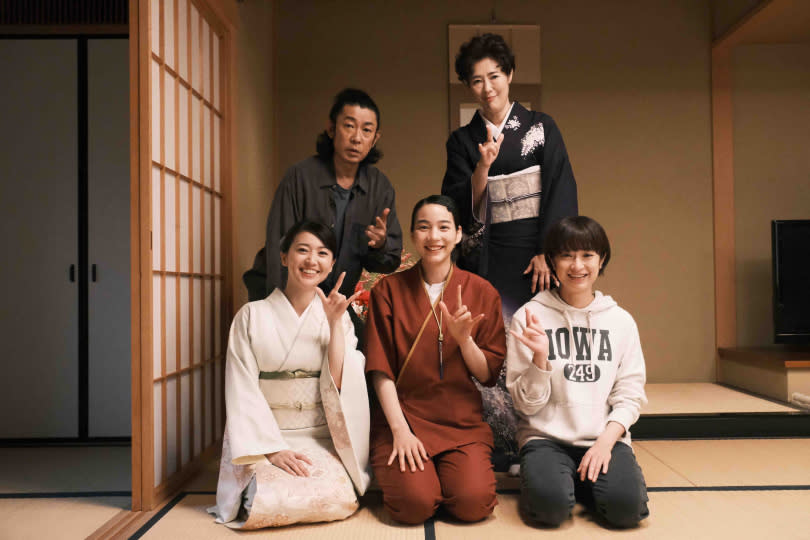 永瀨正敏和寺島忍飾演三姊妹的父母。（圖／天馬行空提供）