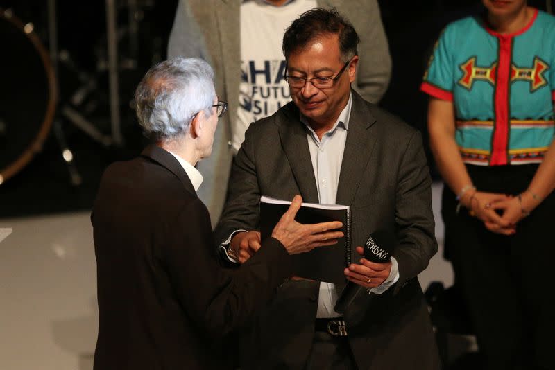 El presidente de la Comisión de la Verdad, Francisco de Roux, entrega al presidente electo, Gustavo Petro, el informe final, en el teatro Jorge Eliécer Gaitán, en Bogotá