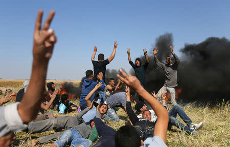 Palestinians shout during clashes with Israeli troops at the Gaza-Israel border at a protest demanding the right to return to their homeland, in the southern Gaza Strip March 31, 2018. REUTERS/Ibraheem Abu Mustafa