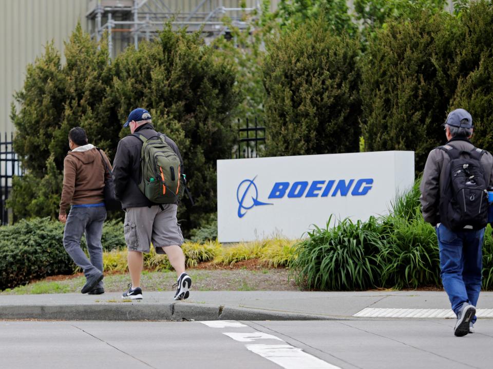 FILE PHOTO: Workers enter the Boeing Renton Factory as commercial airplane production resumes following a suspension of operations last month in response to the coronavirus pandemic as efforts continue to help slow the spread of the coronavirus disease (COVID-19) in Renton, Washington, U.S. April 21, 2020.  REUTERS/Jason Redmond