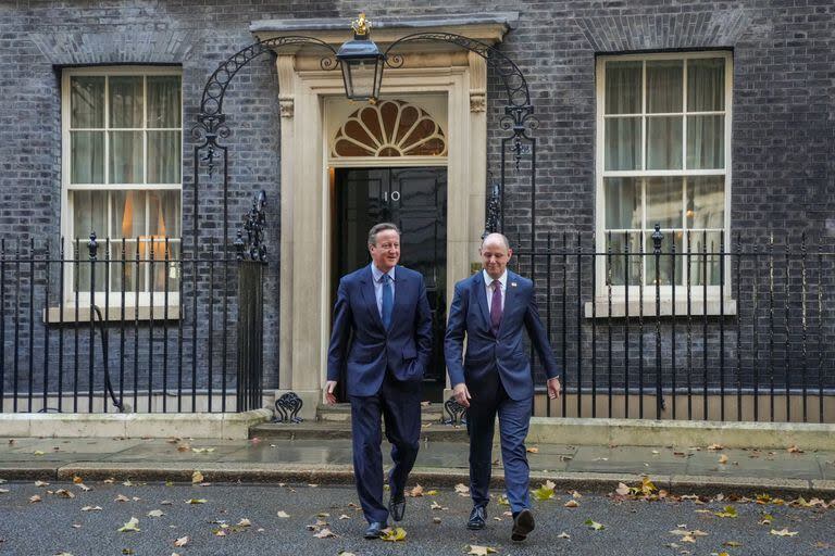 El ex primer ministro británico David Cameron abandona Downing Street después de ser nombrado ministro de Asuntos Exteriores. 