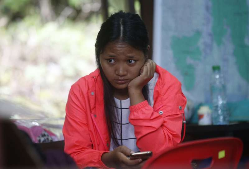 泰國青少年足球隊受困人員的家屬在洞穴外頭憂心等待（AP）