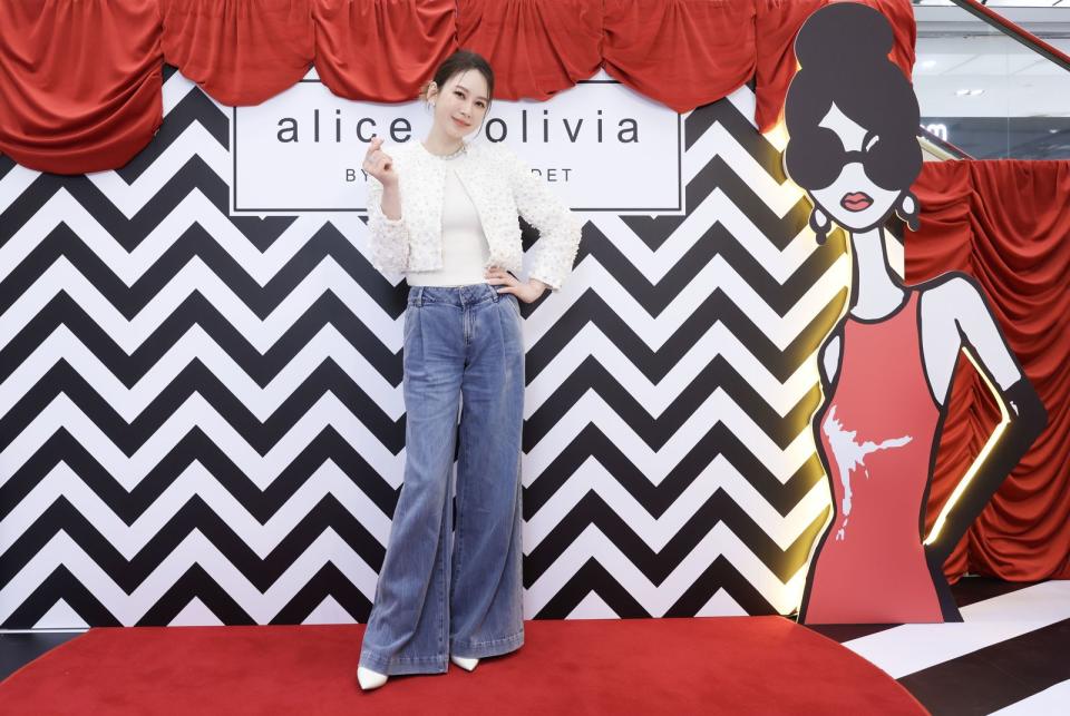 Melody Yin Yue a assisté à la cérémonie d'ouverture du magasin phare Alice + Olivia SOGO Renaissance.  (fourni par Alice + Olivia)