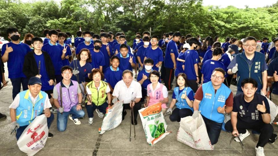 陳見賢副縣長帶領青年志工一起清理海洋垃圾。（圖/記者林照東翻攝）