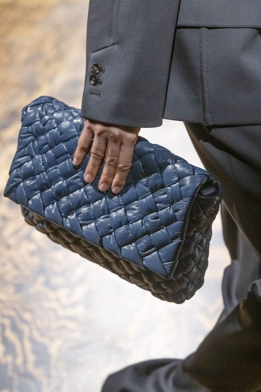 Bottega Veneta 2024秋冬時裝騷潮流筆記：李英愛、劉俊謙現身；下期流行一大一小孖裝手袋？