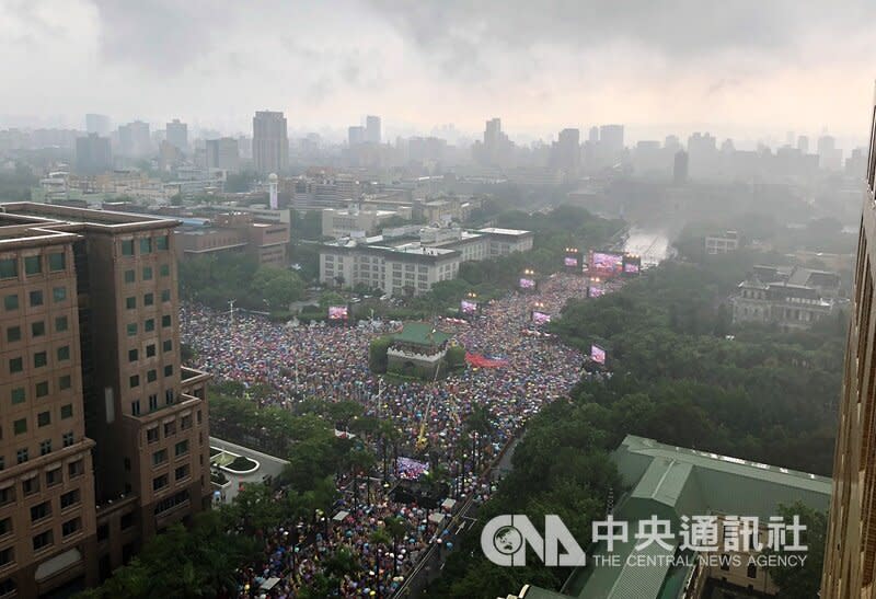 挺高雄市長韓國瑜造勢活動「決戰2020、贏回台灣」1日下午正式在總統府前凱達格蘭大道登場，儘管天氣不佳，仍吸引大批民眾到場，以行動支持韓國瑜。（ 中央社）