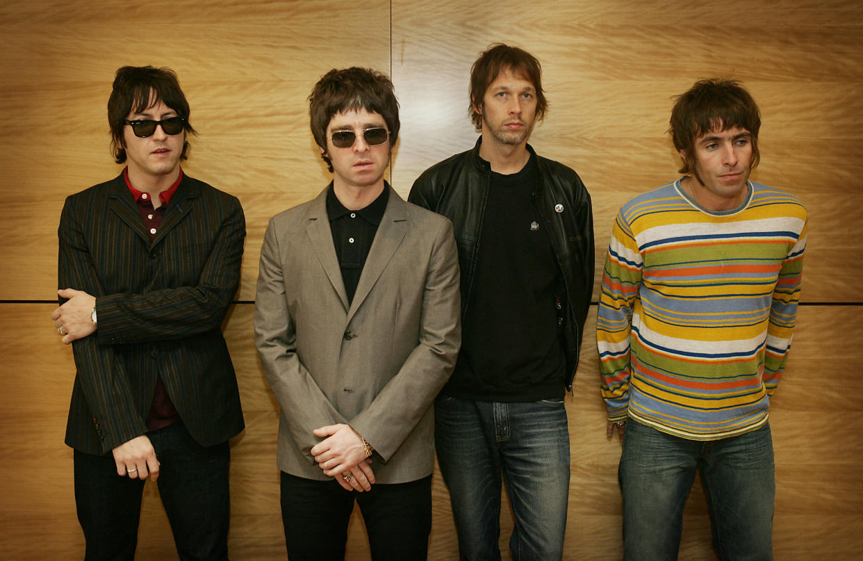De L-R Gem, Noel Gallagher, Andy Bell et Liam Gallagher, du groupe Oasis, à Hong Kong, le 25 février 2006.