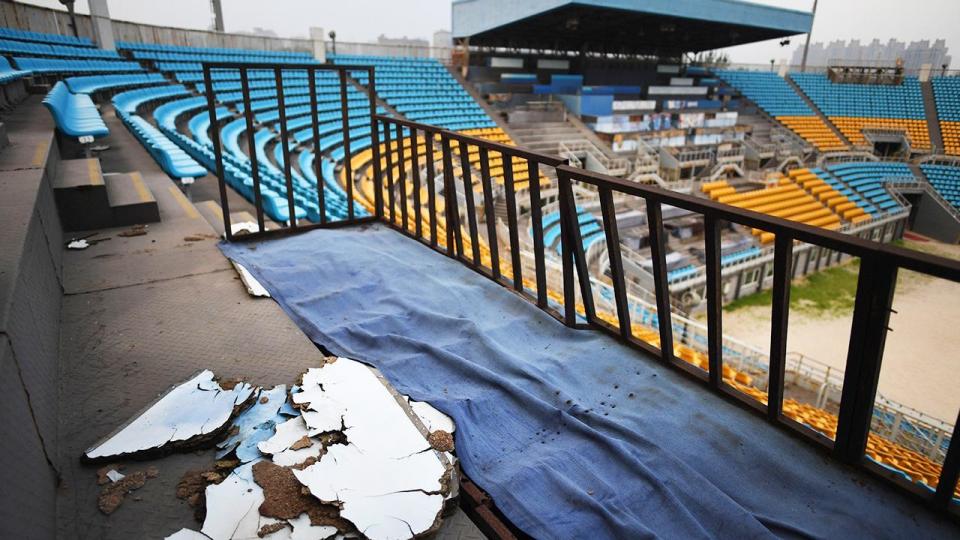 El estadio de voleibol de playa ahora está en completo deterioro y abandonado. (Foto de GREG BAKER/AFP por Getty Images)