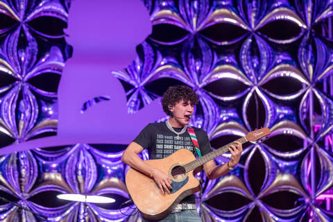 El artista musical DannyLux cantando en un evento de St. Jude en 2023 (Foto: Business Wire)