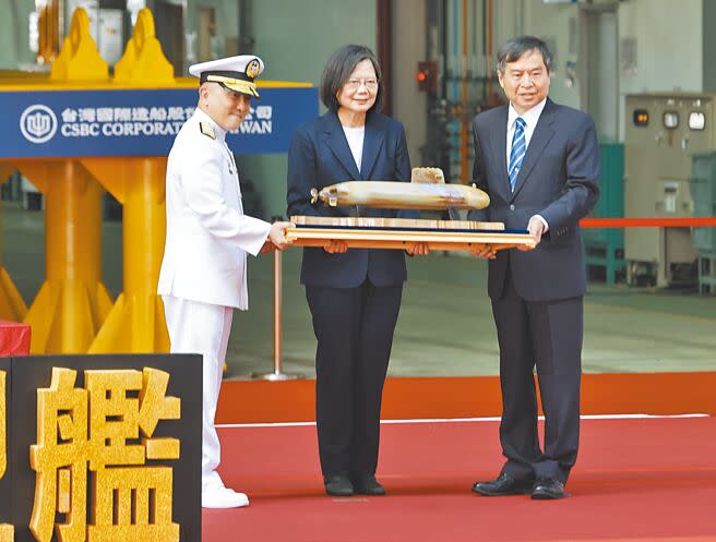 我首艘國造「海鯤軍艦」28日在高雄台船海昌廠區舉行「潛艦國造原型艦命名暨下水典禮」。海軍司令唐華（左起）、蔡英文總統、台船董事長鄭文隆等人出席儀式。（陳信翰攝）