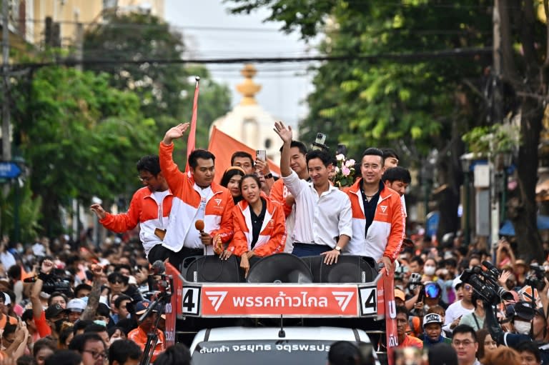 Le parti Move Forward célèbre sa victoire aux législatives, le 15 mai 2023 à Bangkok (Lillian SUWANRUMPHA)