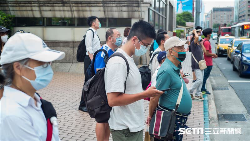 邱豑慶醫師透露，目前為止，他已經看過兩位數重複被感染的病人。而且你就算不會被感染武肺，感染流感或腸病毒也沒有比較好過。「我個人建議，口罩繼續戴好，望周知」。（圖／記者陳弋攝影）