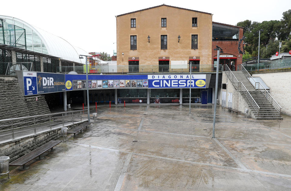 Un cine cerrado en Barcelona durante el confinamiento (Photo by Joan Valls/Urbanandsport /NurPhoto via Getty Images)