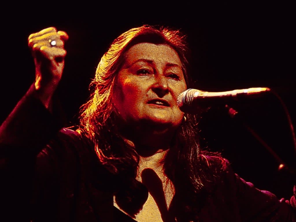 Norma Waterson photographed on stage in 1999 (Getty Images)