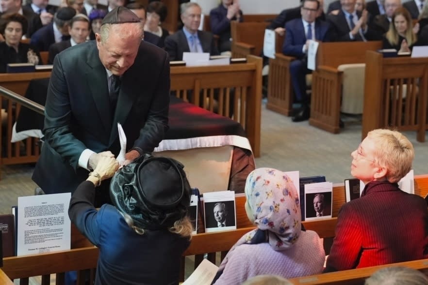 El exvicepresidente Al Gore ofrece sus condolencias a Hadassah Lieberman durante el funeral de su esposo, el exsenador Joe Lieberman, el viernes 29 de marzo de 2024, en Stamford, Connecticut. (AP Foto/Bryan Woolston)