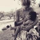 <p>Tomándose un descanso durante sus vacaciones familiares para alimentar a su bebé <i>(Instagram/<a rel="nofollow noopener" href="https://www.instagram.com/doutzen/" target="_blank" data-ylk="slk:doutzen;elm:context_link;itc:0;sec:content-canvas" class="link ">doutzen</a>).</i></p>