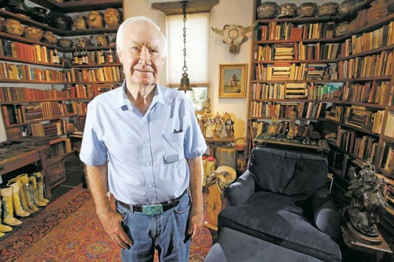 89歲的芬恩靠著買賣古董致富。