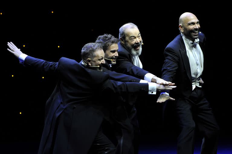 Uno para todos y todos para uno. “Nos llevamos súper bien. La química es fundamental, porque para generar este tipo de teatro tenemos que estar muy unidos y la verdad es que estamos reconectados”, aseguró Nicolás Scarpino