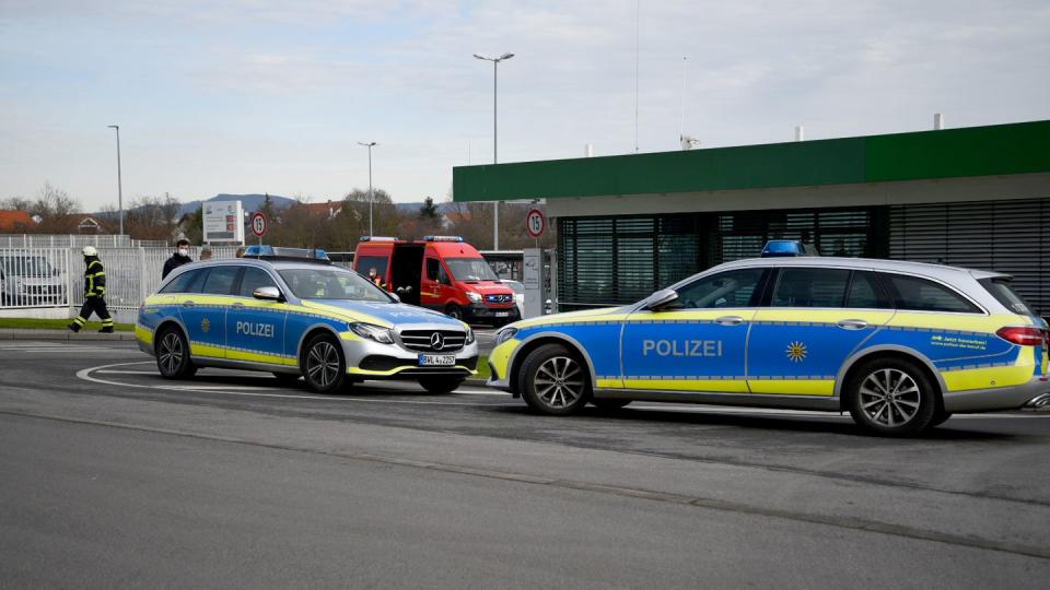 Fahrzeuge von Polizei und Feuerwehr stehen Mitte Februar vor einem Werk eines Getränkeherstellers in Eppelheim.