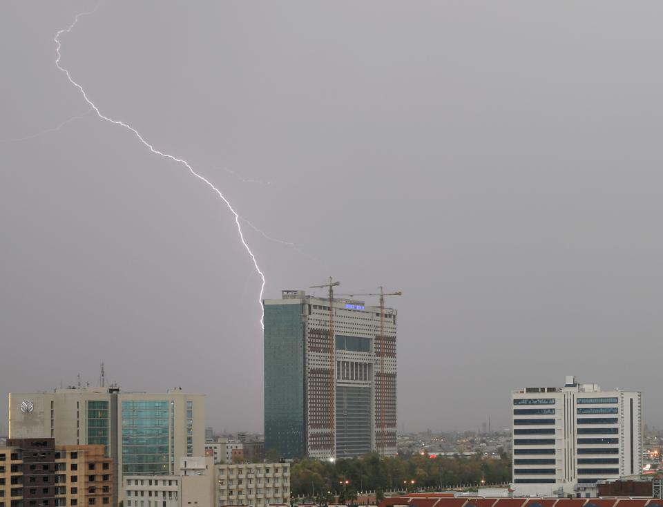 Un rayo cae sobre un edificio en Irak. (Getty Images)