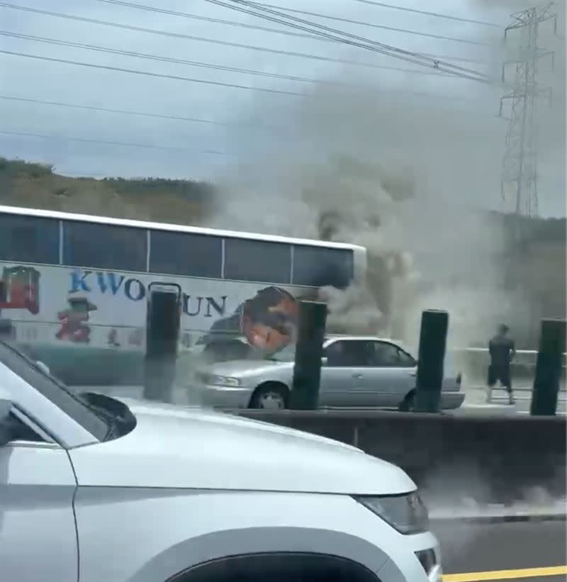 遊覽車突然發生火燒車意外。（圖／翻攝畫面）