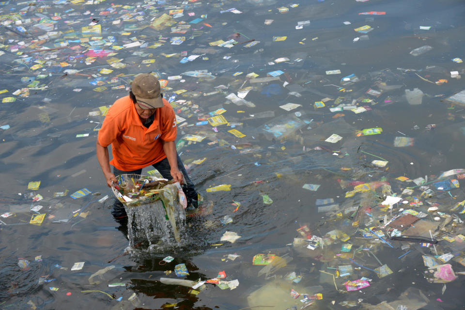 Plastikmüll ist in allen Ozeanen dieser Erde ein großes Problem. (Bild: Getty Images/JAY DIRECTO)