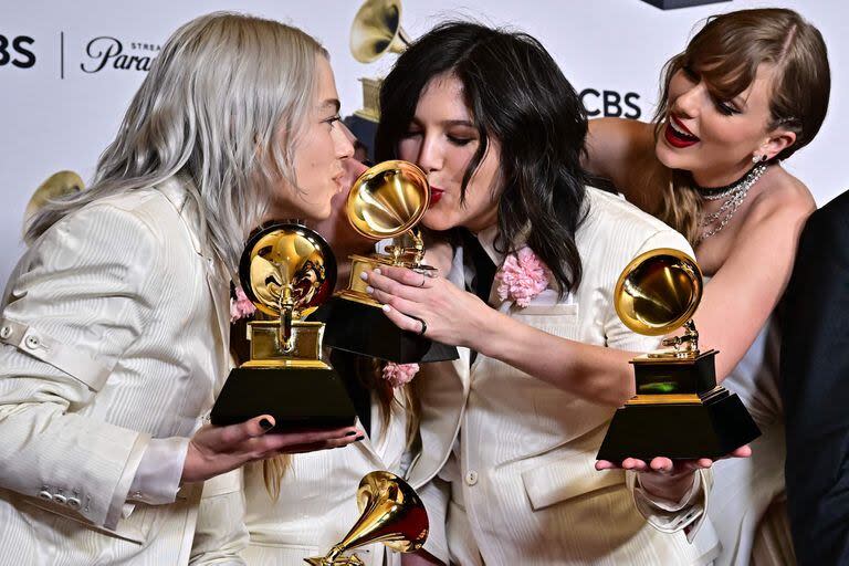 Swift junto a integrantes de la banda indie Boygenius, que se alzó con el Grammy al mejor álbum de música alternativa por su disco debut The Record, entre otros premios; el trío anunció hace poco que se tomaría un impasse indefinido luego de la premiación