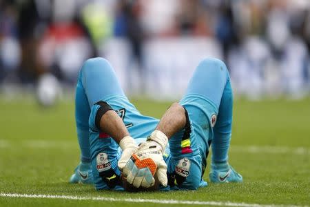 Britain Football Soccer - Reading v Huddersfield Town - Sky Bet Championship Play-Off Final - Wembley Stadium, London, England - 29/5/17 Reading's Ali Al Habsi looks dejected after losing the penalty shootout Action Images via Reuters / John Sibley Livepic