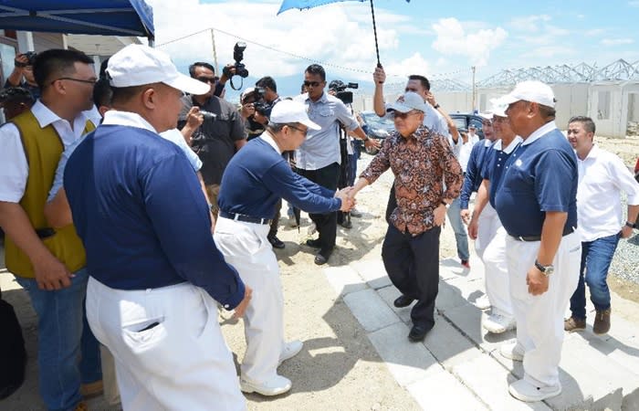 印尼副總統尤索夫‧卡拉（Jusuf Kalla，中），於2019年10月7日前往巴路市大愛一村參訪。（攝影者：Arimami Suryo A，地點：印尼巴路市）